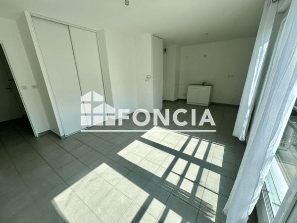 Location Studio 30.18 m² - 1/3/5 PASSAGE ANTOINE VACHER Meyzieu 69330