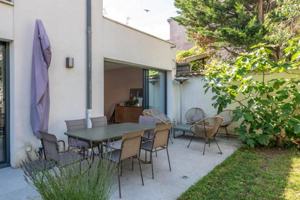 Lyon 3ème - Maison d'architecte d'environ 220 m² avec piscine - 4 chambres - Dépendance - Garage