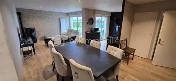"SOUS OFFRE"

❤️ COUP DE CŒUR – Maison de plain-pied entièrement rénovée sur Réguiny – 15 min du centre historique de Josselin, 30 min de Vannes

À deux pas des commerces et d’Intermarché, découvrez cette superbe maison de plain-pied de 105 m², entièrement refaite à neuf, nichée sur un magnifique terrain clos d’environ 1 200 m².

Dès l’entrée, vous serez séduits par sa spacieuse pièce de vie de 38 m², baignée de lumière grâce à ses deux grandes baies vitrées. Un espace chaleureux et convivial, parfait pour partager de beaux moments en famille ou entre amis. La cuisine aménagée neuve, moderne et élégante, s’intègre harmonieusement à cet espace de vie.

Côté nuit :

3 chambres confortables

dont une avec dressing (possibilité de la transformer facilement en chambre supplémentaire selon vos besoins)

une salle d’eau avec douche à l'italienne

WC indépendant

Les prestations finissent de convaincre :
✨ Double vitrage
✨ Chauffage entièrement refait à neuf
✨ Poêle à granulés pour une ambiance cosy et économique
✨ Garage individuel
✨ Abri de jardin

Le tout sur un beau terrain clos de 1 200 m², idéal pour les enfants, les animaux ou vos projets d’aménagement extérieur.

👉 Une maison clé en main, lumineuse, moderne et idéalement située.
Il ne vous reste plus qu’à poser vos valises !

📞 À visiter sans tarder – Bien rare sur le secteur