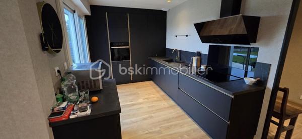 "SOUS OFFRE"

❤️ COUP DE CŒUR – Maison de plain-pied entièrement rénovée sur Réguiny – 15 min du centre historique de Josselin, 30 min de Vannes

À deux pas des commerces et d’Intermarché, découvrez cette superbe maison de plain-pied de 105 m², entièrement refaite à neuf, nichée sur un magnifique terrain clos d’environ 1 200 m².

Dès l’entrée, vous serez séduits par sa spacieuse pièce de vie de 38 m², baignée de lumière grâce à ses deux grandes baies vitrées. Un espace chaleureux et convivial, parfait pour partager de beaux moments en famille ou entre amis. La cuisine aménagée neuve, moderne et élégante, s’intègre harmonieusement à cet espace de vie.

Côté nuit :

3 chambres confortables

dont une avec dressing (possibilité de la transformer facilement en chambre supplémentaire selon vos besoins)

une salle d’eau avec douche à l'italienne

WC indépendant

Les prestations finissent de convaincre :
✨ Double vitrage
✨ Chauffage entièrement refait à neuf
✨ Poêle à granulés pour une ambiance cosy et économique
✨ Garage individuel
✨ Abri de jardin

Le tout sur un beau terrain clos de 1 200 m², idéal pour les enfants, les animaux ou vos projets d’aménagement extérieur.

👉 Une maison clé en main, lumineuse, moderne et idéalement située.
Il ne vous reste plus qu’à poser vos valises !

📞 À visiter sans tarder – Bien rare sur le secteur