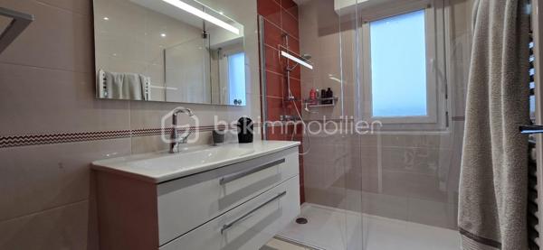 "SOUS OFFRE"

❤️ COUP DE CŒUR – Maison de plain-pied entièrement rénovée sur Réguiny – 15 min du centre historique de Josselin, 30 min de Vannes

À deux pas des commerces et d’Intermarché, découvrez cette superbe maison de plain-pied de 105 m², entièrement refaite à neuf, nichée sur un magnifique terrain clos d’environ 1 200 m².

Dès l’entrée, vous serez séduits par sa spacieuse pièce de vie de 38 m², baignée de lumière grâce à ses deux grandes baies vitrées. Un espace chaleureux et convivial, parfait pour partager de beaux moments en famille ou entre amis. La cuisine aménagée neuve, moderne et élégante, s’intègre harmonieusement à cet espace de vie.

Côté nuit :

3 chambres confortables

dont une avec dressing (possibilité de la transformer facilement en chambre supplémentaire selon vos besoins)

une salle d’eau avec douche à l'italienne

WC indépendant

Les prestations finissent de convaincre :
✨ Double vitrage
✨ Chauffage entièrement refait à neuf
✨ Poêle à granulés pour une ambiance cosy et économique
✨ Garage individuel
✨ Abri de jardin

Le tout sur un beau terrain clos de 1 200 m², idéal pour les enfants, les animaux ou vos projets d’aménagement extérieur.

👉 Une maison clé en main, lumineuse, moderne et idéalement située.
Il ne vous reste plus qu’à poser vos valises !

📞 À visiter sans tarder – Bien rare sur le secteur
