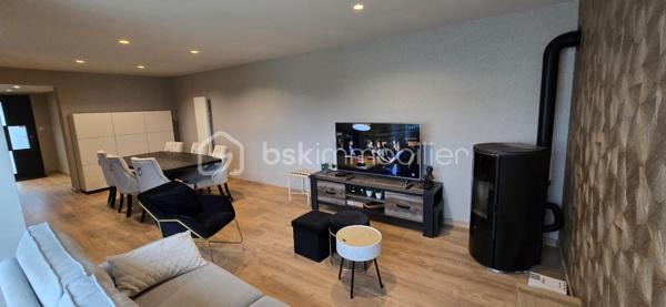 "SOUS OFFRE"

❤️ COUP DE CŒUR – Maison de plain-pied entièrement rénovée sur Réguiny – 15 min du centre historique de Josselin, 30 min de Vannes

À deux pas des commerces et d’Intermarché, découvrez cette superbe maison de plain-pied de 105 m², entièrement refaite à neuf, nichée sur un magnifique terrain clos d’environ 1 200 m².

Dès l’entrée, vous serez séduits par sa spacieuse pièce de vie de 38 m², baignée de lumière grâce à ses deux grandes baies vitrées. Un espace chaleureux et convivial, parfait pour partager de beaux moments en famille ou entre amis. La cuisine aménagée neuve, moderne et élégante, s’intègre harmonieusement à cet espace de vie.

Côté nuit :

3 chambres confortables

dont une avec dressing (possibilité de la transformer facilement en chambre supplémentaire selon vos besoins)

une salle d’eau avec douche à l'italienne

WC indépendant

Les prestations finissent de convaincre :
✨ Double vitrage
✨ Chauffage entièrement refait à neuf
✨ Poêle à granulés pour une ambiance cosy et économique
✨ Garage individuel
✨ Abri de jardin

Le tout sur un beau terrain clos de 1 200 m², idéal pour les enfants, les animaux ou vos projets d’aménagement extérieur.

👉 Une maison clé en main, lumineuse, moderne et idéalement située.
Il ne vous reste plus qu’à poser vos valises !

📞 À visiter sans tarder – Bien rare sur le secteur