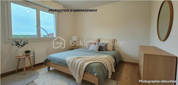 "SOUS OFFRE"

❤️ COUP DE CŒUR – Maison de plain-pied entièrement rénovée sur Réguiny – 15 min du centre historique de Josselin, 30 min de Vannes

À deux pas des commerces et d’Intermarché, découvrez cette superbe maison de plain-pied de 105 m², entièrement refaite à neuf, nichée sur un magnifique terrain clos d’environ 1 200 m².

Dès l’entrée, vous serez séduits par sa spacieuse pièce de vie de 38 m², baignée de lumière grâce à ses deux grandes baies vitrées. Un espace chaleureux et convivial, parfait pour partager de beaux moments en famille ou entre amis. La cuisine aménagée neuve, moderne et élégante, s’intègre harmonieusement à cet espace de vie.

Côté nuit :

3 chambres confortables

dont une avec dressing (possibilité de la transformer facilement en chambre supplémentaire selon vos besoins)

une salle d’eau avec douche à l'italienne

WC indépendant

Les prestations finissent de convaincre :
✨ Double vitrage
✨ Chauffage entièrement refait à neuf
✨ Poêle à granulés pour une ambiance cosy et économique
✨ Garage individuel
✨ Abri de jardin

Le tout sur un beau terrain clos de 1 200 m², idéal pour les enfants, les animaux ou vos projets d’aménagement extérieur.

👉 Une maison clé en main, lumineuse, moderne et idéalement située.
Il ne vous reste plus qu’à poser vos valises !

📞 À visiter sans tarder – Bien rare sur le secteur