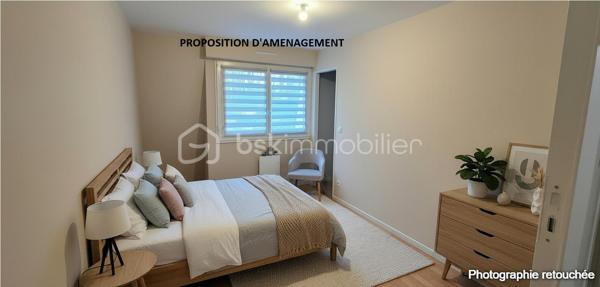 "SOUS OFFRE"

❤️ COUP DE CŒUR – Maison de plain-pied entièrement rénovée sur Réguiny – 15 min du centre historique de Josselin, 30 min de Vannes

À deux pas des commerces et d’Intermarché, découvrez cette superbe maison de plain-pied de 105 m², entièrement refaite à neuf, nichée sur un magnifique terrain clos d’environ 1 200 m².

Dès l’entrée, vous serez séduits par sa spacieuse pièce de vie de 38 m², baignée de lumière grâce à ses deux grandes baies vitrées. Un espace chaleureux et convivial, parfait pour partager de beaux moments en famille ou entre amis. La cuisine aménagée neuve, moderne et élégante, s’intègre harmonieusement à cet espace de vie.

Côté nuit :

3 chambres confortables

dont une avec dressing (possibilité de la transformer facilement en chambre supplémentaire selon vos besoins)

une salle d’eau avec douche à l'italienne

WC indépendant

Les prestations finissent de convaincre :
✨ Double vitrage
✨ Chauffage entièrement refait à neuf
✨ Poêle à granulés pour une ambiance cosy et économique
✨ Garage individuel
✨ Abri de jardin

Le tout sur un beau terrain clos de 1 200 m², idéal pour les enfants, les animaux ou vos projets d’aménagement extérieur.

👉 Une maison clé en main, lumineuse, moderne et idéalement située.
Il ne vous reste plus qu’à poser vos valises !

📞 À visiter sans tarder – Bien rare sur le secteur