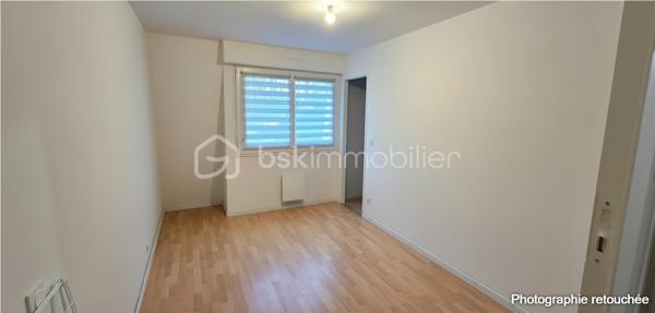 "SOUS OFFRE"

❤️ COUP DE CŒUR – Maison de plain-pied entièrement rénovée sur Réguiny – 15 min du centre historique de Josselin, 30 min de Vannes

À deux pas des commerces et d’Intermarché, découvrez cette superbe maison de plain-pied de 105 m², entièrement refaite à neuf, nichée sur un magnifique terrain clos d’environ 1 200 m².

Dès l’entrée, vous serez séduits par sa spacieuse pièce de vie de 38 m², baignée de lumière grâce à ses deux grandes baies vitrées. Un espace chaleureux et convivial, parfait pour partager de beaux moments en famille ou entre amis. La cuisine aménagée neuve, moderne et élégante, s’intègre harmonieusement à cet espace de vie.

Côté nuit :

3 chambres confortables

dont une avec dressing (possibilité de la transformer facilement en chambre supplémentaire selon vos besoins)

une salle d’eau avec douche à l'italienne

WC indépendant

Les prestations finissent de convaincre :
✨ Double vitrage
✨ Chauffage entièrement refait à neuf
✨ Poêle à granulés pour une ambiance cosy et économique
✨ Garage individuel
✨ Abri de jardin

Le tout sur un beau terrain clos de 1 200 m², idéal pour les enfants, les animaux ou vos projets d’aménagement extérieur.

👉 Une maison clé en main, lumineuse, moderne et idéalement située.
Il ne vous reste plus qu’à poser vos valises !

📞 À visiter sans tarder – Bien rare sur le secteur