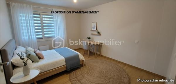 "SOUS OFFRE"

❤️ COUP DE CŒUR – Maison de plain-pied entièrement rénovée sur Réguiny – 15 min du centre historique de Josselin, 30 min de Vannes

À deux pas des commerces et d’Intermarché, découvrez cette superbe maison de plain-pied de 105 m², entièrement refaite à neuf, nichée sur un magnifique terrain clos d’environ 1 200 m².

Dès l’entrée, vous serez séduits par sa spacieuse pièce de vie de 38 m², baignée de lumière grâce à ses deux grandes baies vitrées. Un espace chaleureux et convivial, parfait pour partager de beaux moments en famille ou entre amis. La cuisine aménagée neuve, moderne et élégante, s’intègre harmonieusement à cet espace de vie.

Côté nuit :

3 chambres confortables

dont une avec dressing (possibilité de la transformer facilement en chambre supplémentaire selon vos besoins)

une salle d’eau avec douche à l'italienne

WC indépendant

Les prestations finissent de convaincre :
✨ Double vitrage
✨ Chauffage entièrement refait à neuf
✨ Poêle à granulés pour une ambiance cosy et économique
✨ Garage individuel
✨ Abri de jardin

Le tout sur un beau terrain clos de 1 200 m², idéal pour les enfants, les animaux ou vos projets d’aménagement extérieur.

👉 Une maison clé en main, lumineuse, moderne et idéalement située.
Il ne vous reste plus qu’à poser vos valises !

📞 À visiter sans tarder – Bien rare sur le secteur