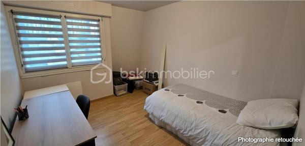 "SOUS OFFRE"

❤️ COUP DE CŒUR – Maison de plain-pied entièrement rénovée sur Réguiny – 15 min du centre historique de Josselin, 30 min de Vannes

À deux pas des commerces et d’Intermarché, découvrez cette superbe maison de plain-pied de 105 m², entièrement refaite à neuf, nichée sur un magnifique terrain clos d’environ 1 200 m².

Dès l’entrée, vous serez séduits par sa spacieuse pièce de vie de 38 m², baignée de lumière grâce à ses deux grandes baies vitrées. Un espace chaleureux et convivial, parfait pour partager de beaux moments en famille ou entre amis. La cuisine aménagée neuve, moderne et élégante, s’intègre harmonieusement à cet espace de vie.

Côté nuit :

3 chambres confortables

dont une avec dressing (possibilité de la transformer facilement en chambre supplémentaire selon vos besoins)

une salle d’eau avec douche à l'italienne

WC indépendant

Les prestations finissent de convaincre :
✨ Double vitrage
✨ Chauffage entièrement refait à neuf
✨ Poêle à granulés pour une ambiance cosy et économique
✨ Garage individuel
✨ Abri de jardin

Le tout sur un beau terrain clos de 1 200 m², idéal pour les enfants, les animaux ou vos projets d’aménagement extérieur.

👉 Une maison clé en main, lumineuse, moderne et idéalement située.
Il ne vous reste plus qu’à poser vos valises !

📞 À visiter sans tarder – Bien rare sur le secteur