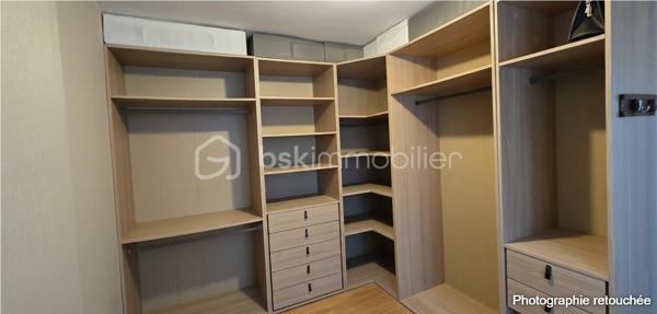 "SOUS OFFRE"

❤️ COUP DE CŒUR – Maison de plain-pied entièrement rénovée sur Réguiny – 15 min du centre historique de Josselin, 30 min de Vannes

À deux pas des commerces et d’Intermarché, découvrez cette superbe maison de plain-pied de 105 m², entièrement refaite à neuf, nichée sur un magnifique terrain clos d’environ 1 200 m².

Dès l’entrée, vous serez séduits par sa spacieuse pièce de vie de 38 m², baignée de lumière grâce à ses deux grandes baies vitrées. Un espace chaleureux et convivial, parfait pour partager de beaux moments en famille ou entre amis. La cuisine aménagée neuve, moderne et élégante, s’intègre harmonieusement à cet espace de vie.

Côté nuit :

3 chambres confortables

dont une avec dressing (possibilité de la transformer facilement en chambre supplémentaire selon vos besoins)

une salle d’eau avec douche à l'italienne

WC indépendant

Les prestations finissent de convaincre :
✨ Double vitrage
✨ Chauffage entièrement refait à neuf
✨ Poêle à granulés pour une ambiance cosy et économique
✨ Garage individuel
✨ Abri de jardin

Le tout sur un beau terrain clos de 1 200 m², idéal pour les enfants, les animaux ou vos projets d’aménagement extérieur.

👉 Une maison clé en main, lumineuse, moderne et idéalement située.
Il ne vous reste plus qu’à poser vos valises !

📞 À visiter sans tarder – Bien rare sur le secteur