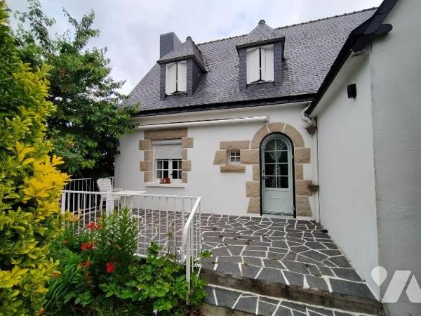 Une maison construite en 1976 en parpaings de ciment sous couvertures ardoise, orientée au Sud,...