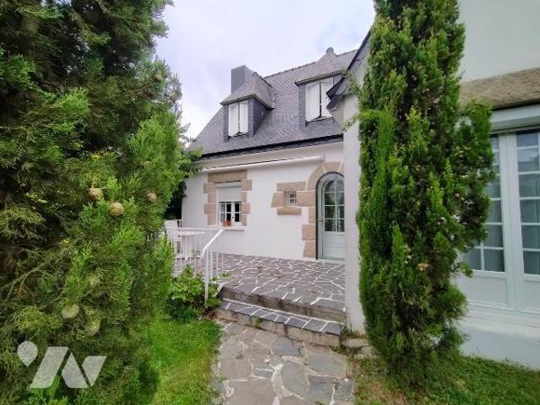 Une maison construite en 1976 en parpaings de ciment sous couvertures ardoise, orientée au Sud,...
