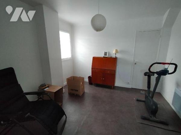 Une maison construite en 1976 en parpaings de ciment sous couvertures ardoise, orientée au Sud,...