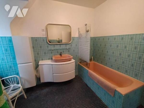 Une maison construite en 1976 en parpaings de ciment sous couvertures ardoise, orientée au Sud,...