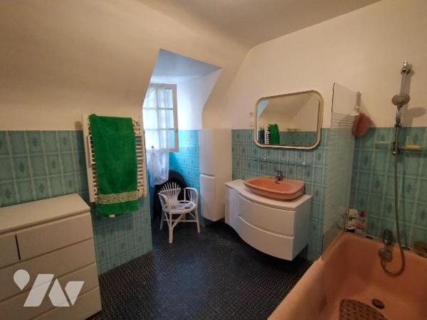Une maison construite en 1976 en parpaings de ciment sous couvertures ardoise, orientée au Sud,...
