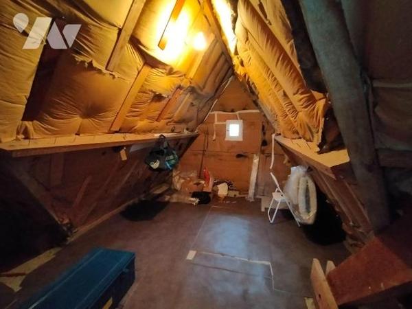 Une maison construite en 1976 en parpaings de ciment sous couvertures ardoise, orientée au Sud,...