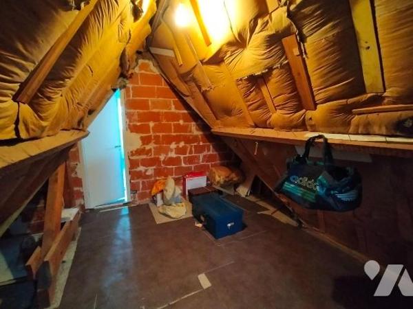 Une maison construite en 1976 en parpaings de ciment sous couvertures ardoise, orientée au Sud,...