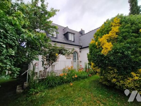 Une maison construite en 1976 en parpaings de ciment sous couvertures ardoise, orientée au Sud,...