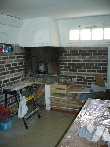 Une maison construite en 1976 en parpaings de ciment sous couvertures ardoise, orientée au Sud,...