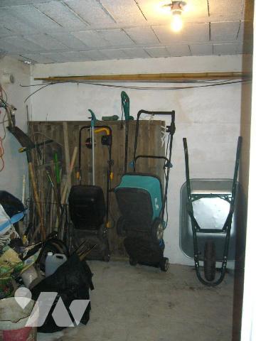 Une maison construite en 1976 en parpaings de ciment sous couvertures ardoise, orientée au Sud,...