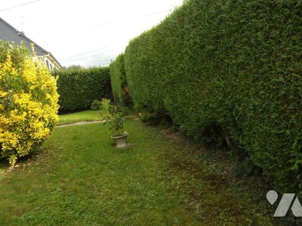 Une maison construite en 1976 en parpaings de ciment sous couvertures ardoise, orientée au Sud,...