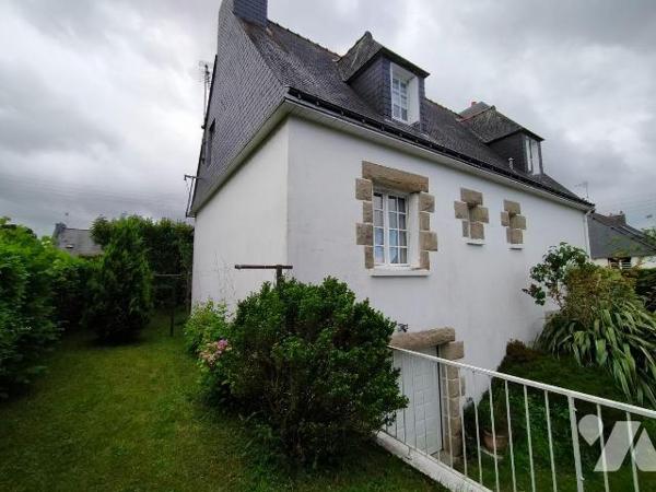 Une maison construite en 1976 en parpaings de ciment sous couvertures ardoise, orientée au Sud,...