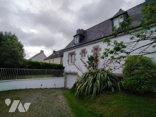 Une maison construite en 1976 en parpaings de ciment sous couvertures ardoise, orientée au Sud,...