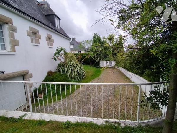Une maison construite en 1976 en parpaings de ciment sous couvertures ardoise, orientée au Sud,...