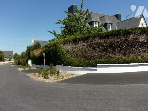 Une maison construite en 1976 en parpaings de ciment sous couvertures ardoise, orientée au Sud,...