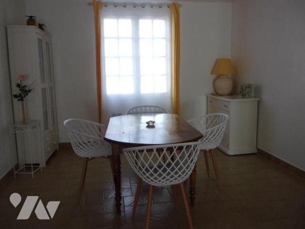 Une maison construite en 1976 en parpaings de ciment sous couvertures ardoise, orientée au Sud,...