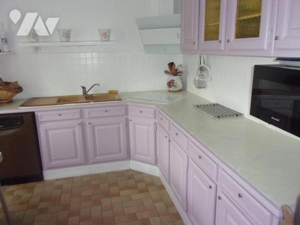 Une maison construite en 1976 en parpaings de ciment sous couvertures ardoise, orientée au Sud,...