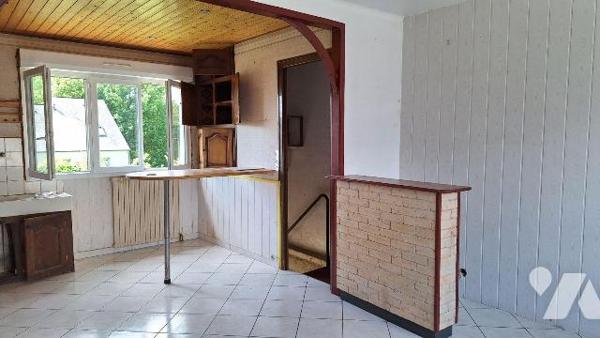 A VENDRE à ERNEE (53500)  en Mayenne.
Pavillon à rénover, comprenant :
- en rez de chaussée s...