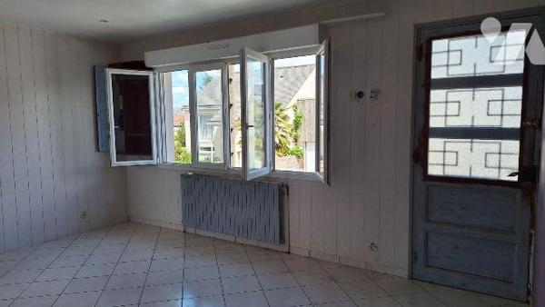 A VENDRE à ERNEE (53500)  en Mayenne.
Pavillon à rénover, comprenant :
- en rez de chaussée s...