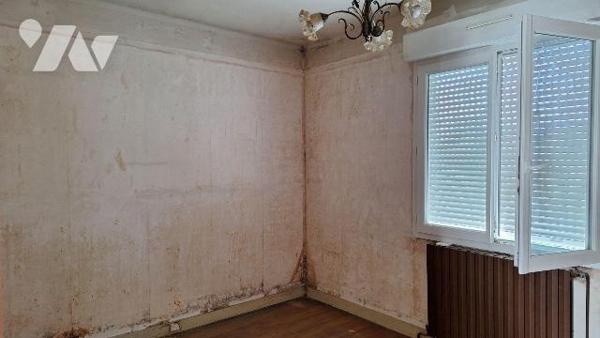 A VENDRE à ERNEE (53500)  en Mayenne.
Pavillon à rénover, comprenant :
- en rez de chaussée s...