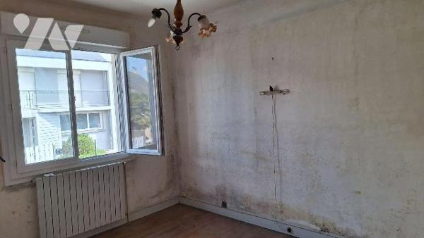 A VENDRE à ERNEE (53500)  en Mayenne.
Pavillon à rénover, comprenant :
- en rez de chaussée s...