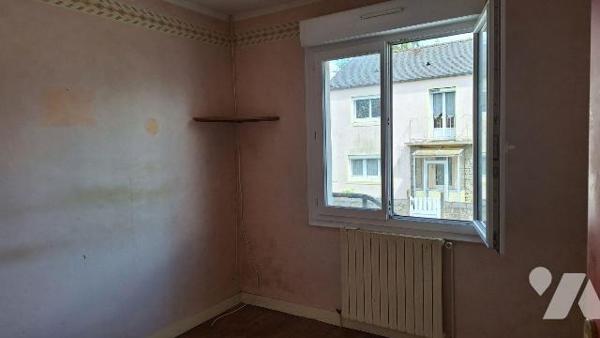 A VENDRE à ERNEE (53500)  en Mayenne.
Pavillon à rénover, comprenant :
- en rez de chaussée s...