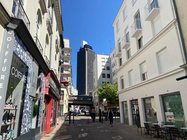 44000 NANTES - MURS COMMERCIAUX LIBRES 88 M² , PROCHE PLACE ROYALE