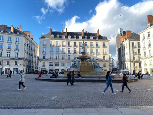 44000 NANTES - MURS COMMERCIAUX LIBRES 88 M² , PROCHE PLACE ROYALE