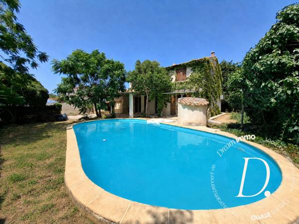 Agréable Villa familiale non jumélée avec piscine, volumes rares et dépendances.