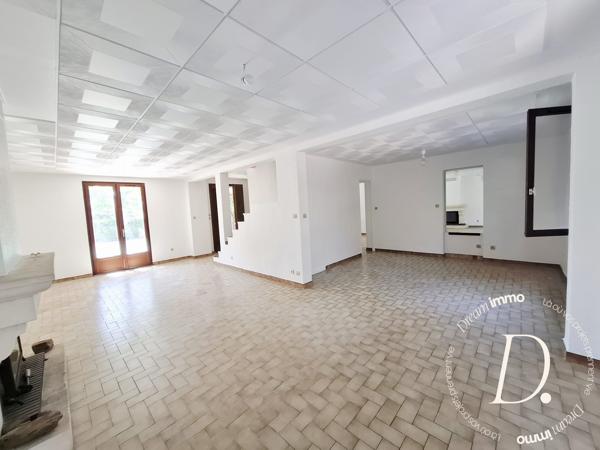 Agréable Villa familiale non jumélée avec piscine, volumes rares et dépendances.