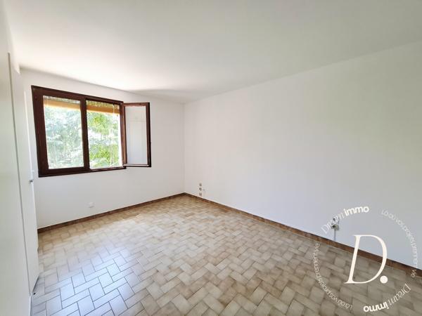 Agréable Villa familiale non jumélée avec piscine, volumes rares et dépendances.