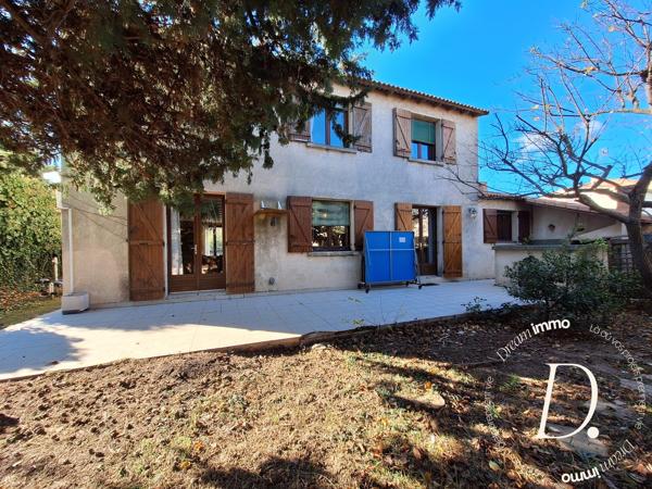 Agréable Villa familiale non jumélée avec piscine, volumes rares et dépendances.