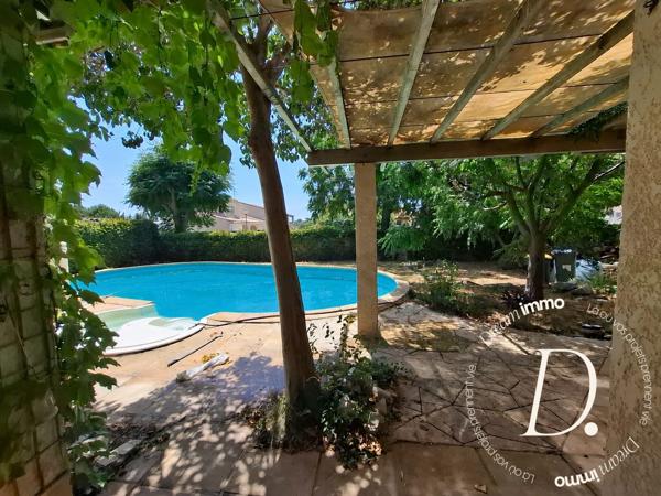 Agréable Villa familiale non jumélée avec piscine, volumes rares et dépendances.