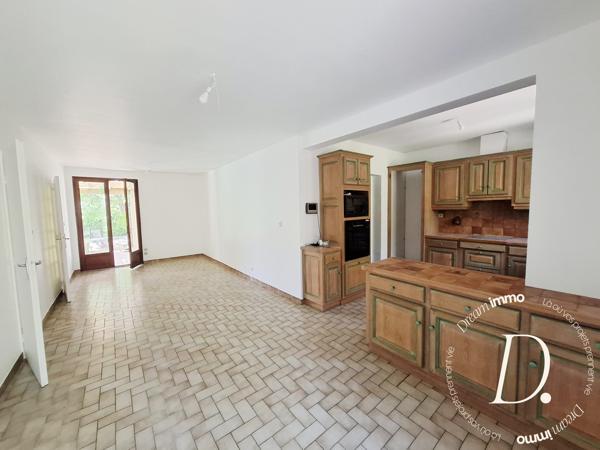 Agréable Villa familiale non jumélée avec piscine, volumes rares et dépendances.