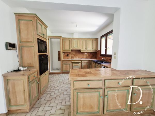 Agréable Villa familiale non jumélée avec piscine, volumes rares et dépendances.