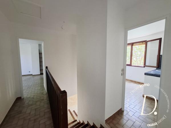 Agréable Villa familiale non jumélée avec piscine, volumes rares et dépendances.
