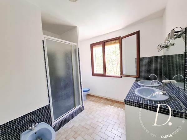 Agréable Villa familiale non jumélée avec piscine, volumes rares et dépendances.