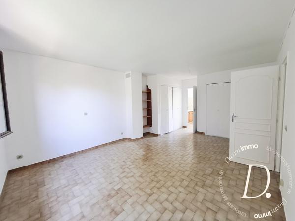 Agréable Villa familiale non jumélée avec piscine, volumes rares et dépendances.