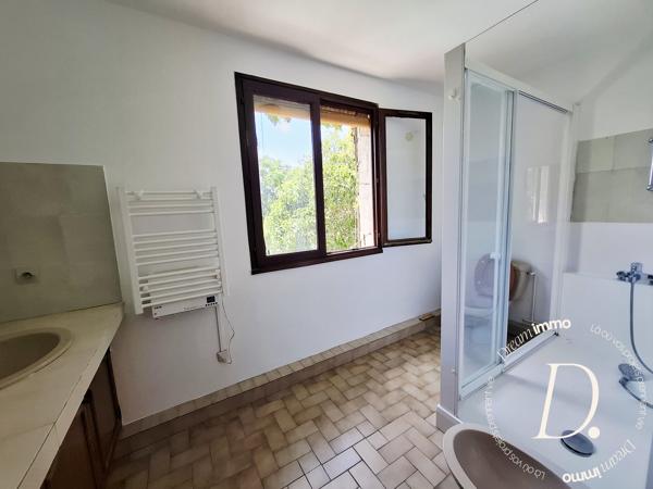 Agréable Villa familiale non jumélée avec piscine, volumes rares et dépendances.