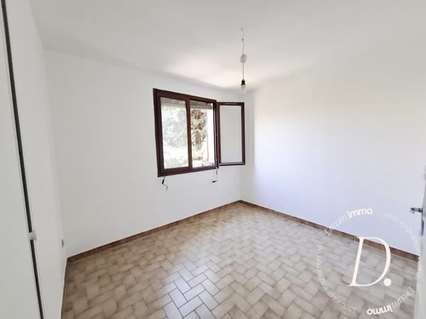 Agréable Villa familiale non jumélée avec piscine, volumes rares et dépendances.