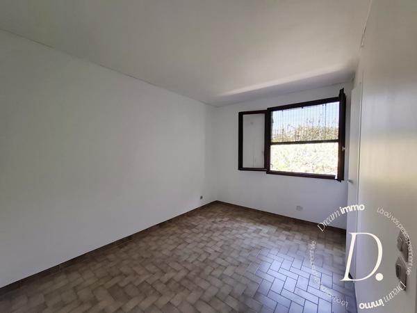 Agréable Villa familiale non jumélée avec piscine, volumes rares et dépendances.