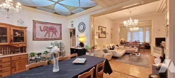 Laissez-vous séduire par cette authentique maison malouine de 1910, offrant environ 200 m² habi...